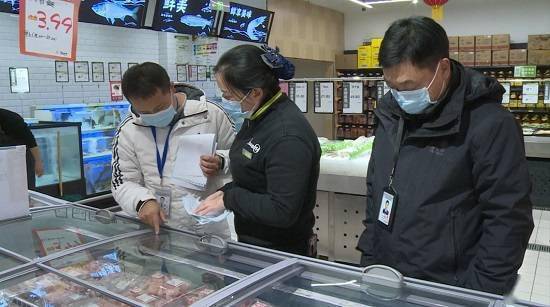 近日,内江市市中区市场监管局对辖区部分商超的冷冻食品销售,储存场所